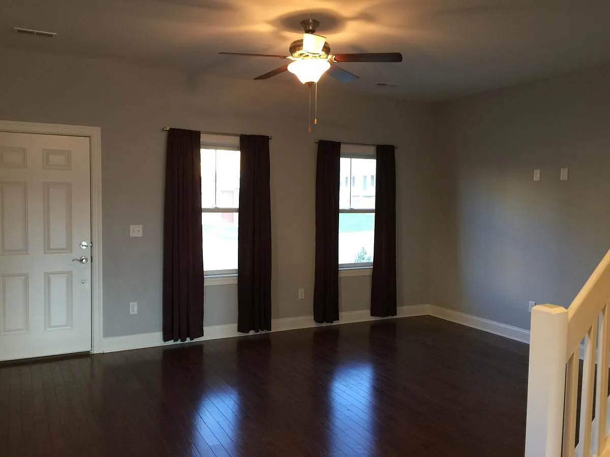3 bed, 2.5 bath, 2132 sqft, $1,900 — Photo 2