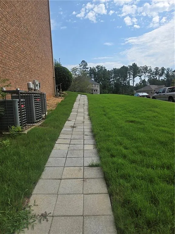2 bed, 1.0 bath, 3331 sqft, $1,650 — Photo 2