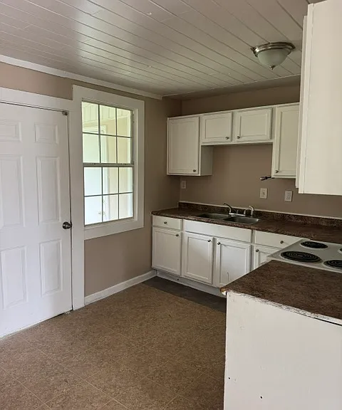 2503 Scott Ave — Photo 3