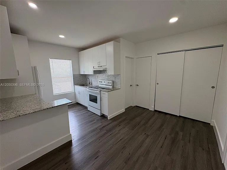 3237 SW 4th St #5 — Photo 5