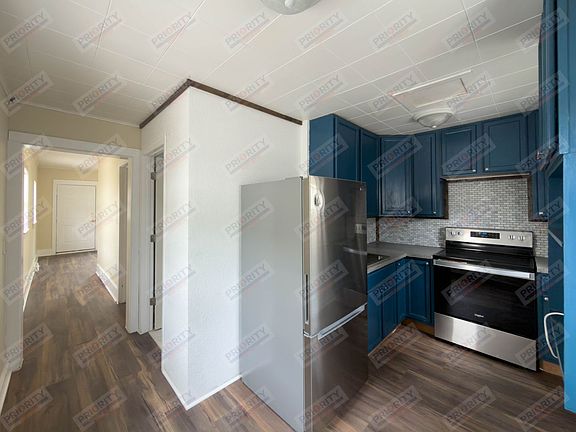 4th image of 702 S Gillette Ave