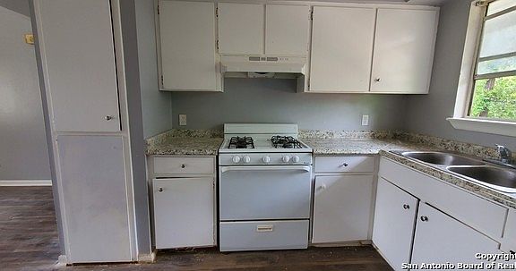 4th image of 102 Club Dr APT 10