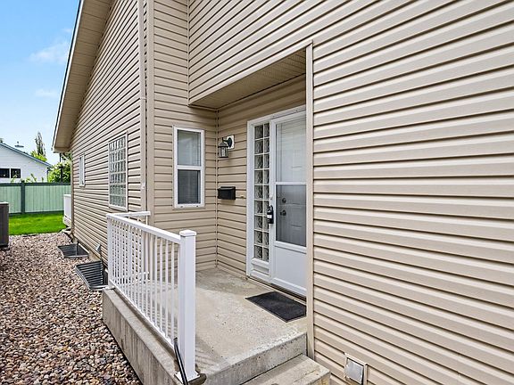 3rd image of 2031 Brennan Cres NW #6