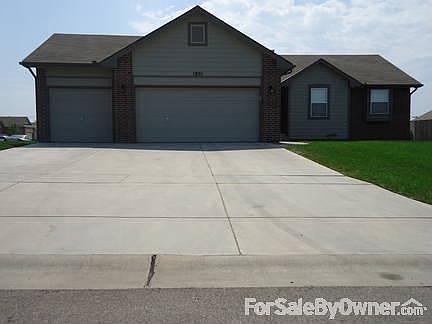 Front view : Notice the 3 car garage with a full driveway
