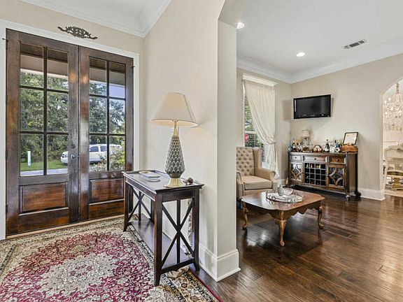 4th image of 102 W Park Dr