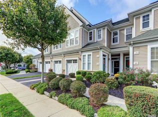 176 Symphony Dr #176, Lake Grove, NY 11755