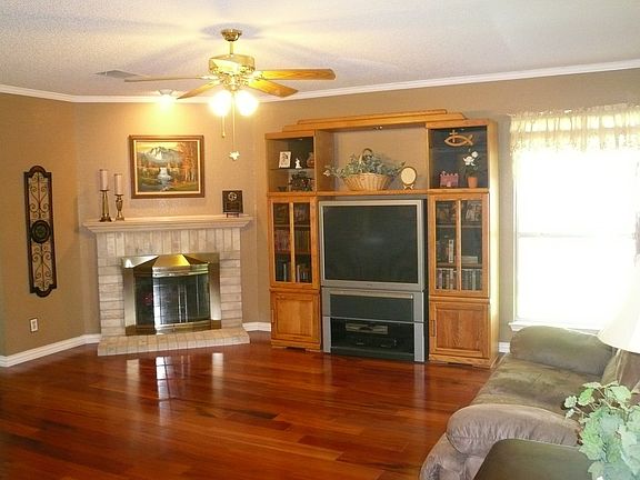 3rd image of 902 Woodhollow Ln