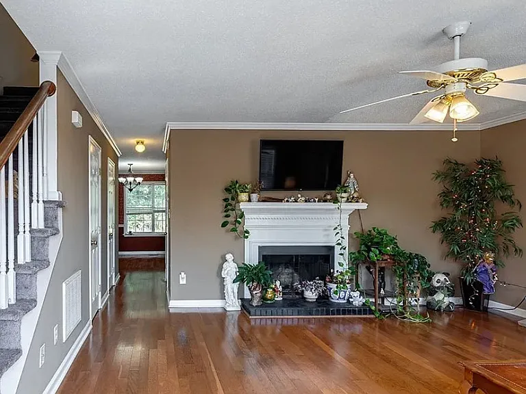 144 Tamara Ct — Photo 2