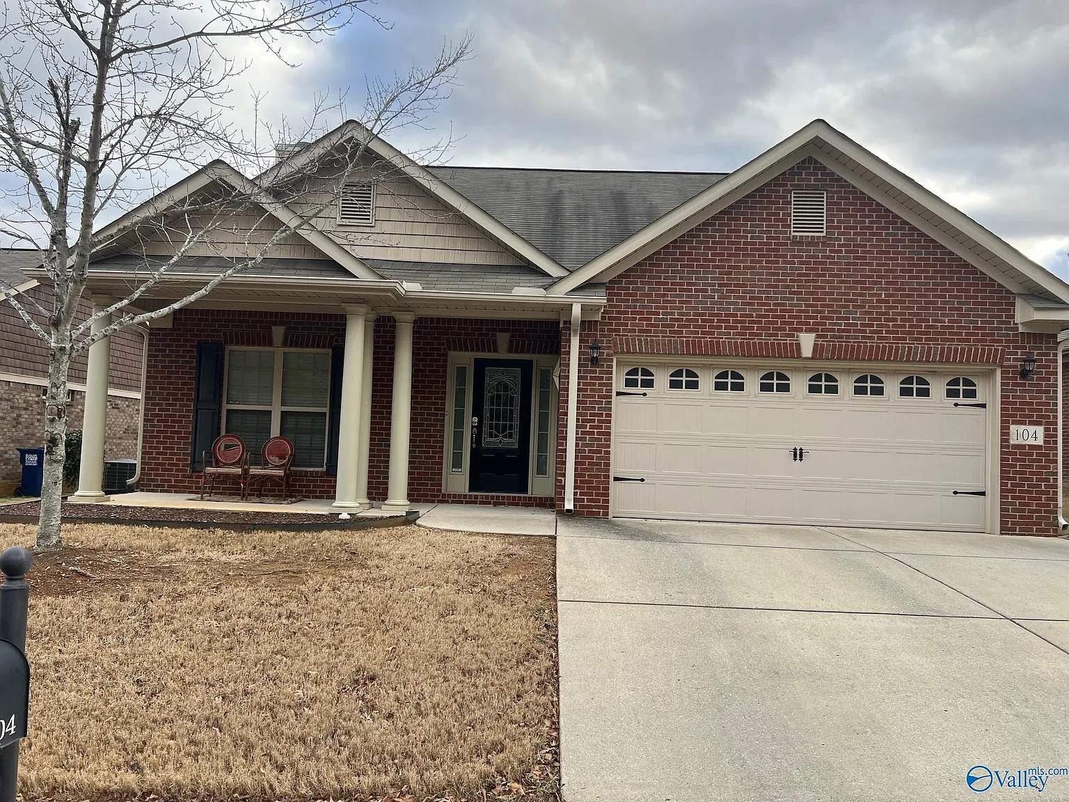 3 bed, 3.0 bath, 2061 sqft, $2,000 — Photo 2