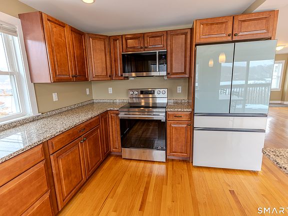 5th image of 135 Middlesex Avenue