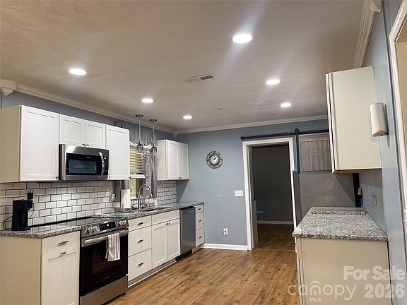 4th image of 14 Hamden Cir