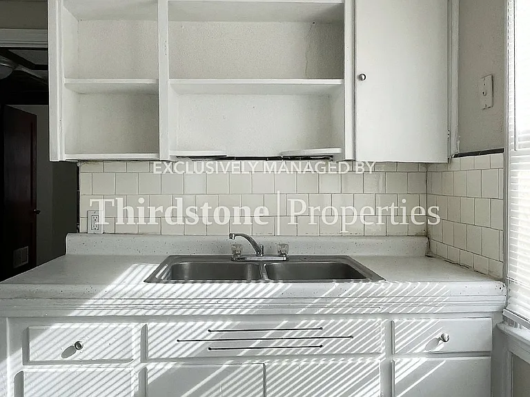 318 E 19th St — Photo 6
