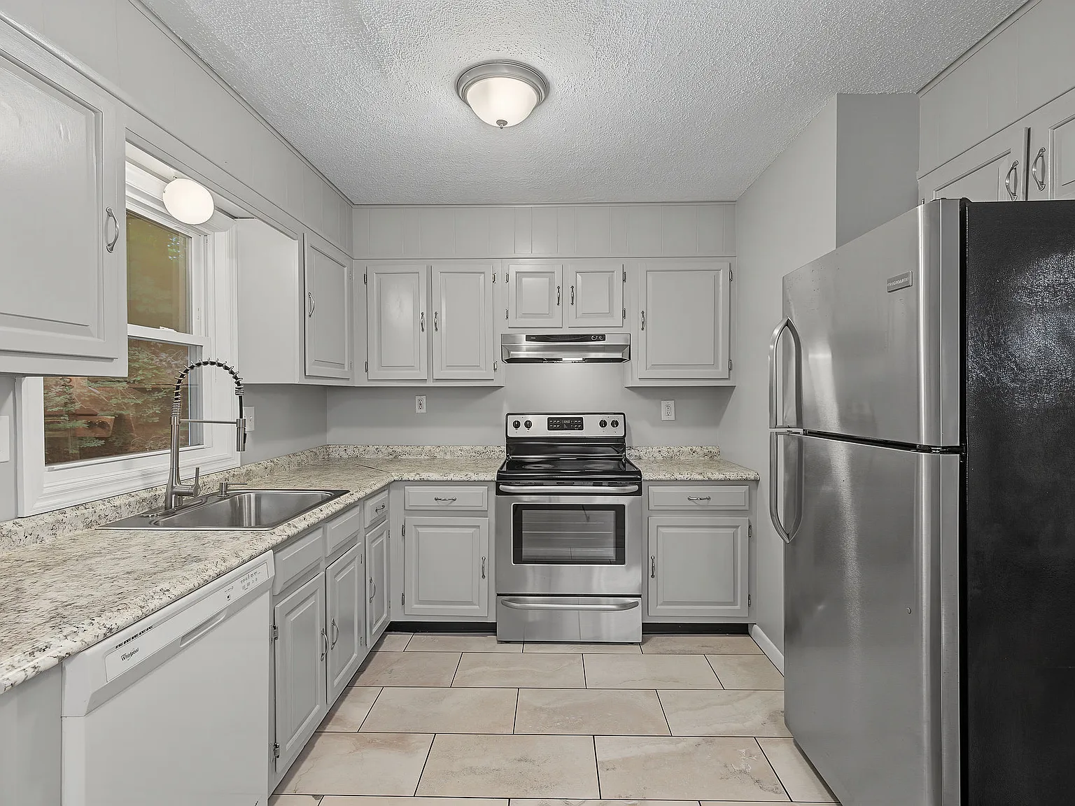 3 bed, 1.5 bath, 1115 sqft, $2,600 — Photo 4