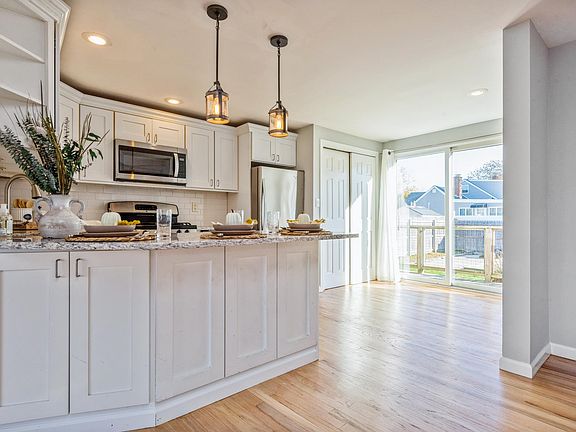 5th image of 615 Center Bay Dr
