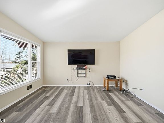 3rd image of 61 Hemlock Rd