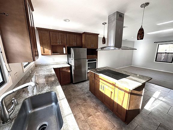 4th image of 32 1/2 Hawthorne Way
