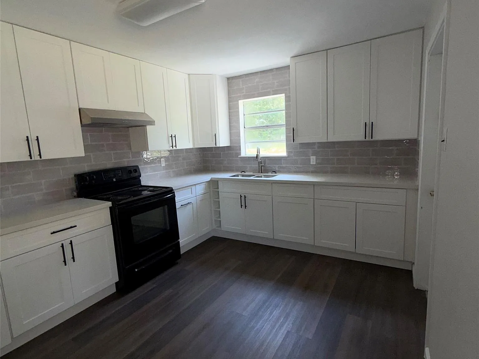 3 bed, 1.0 bath, 934 sqft, $1,500 — Photo 2