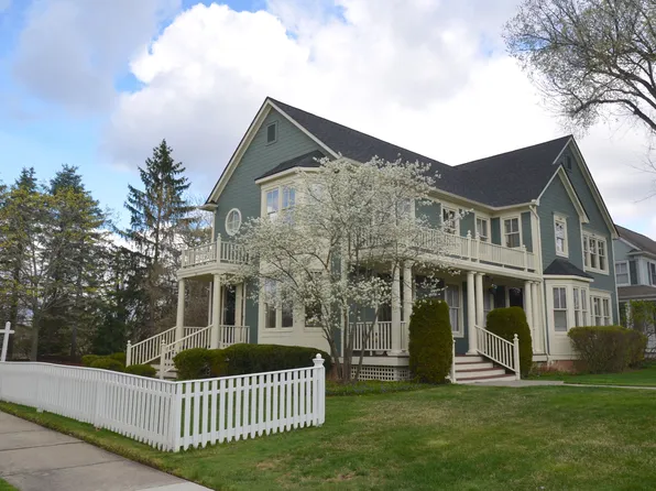 18 Riverbank Dr, Beverly Hills, MI 48025