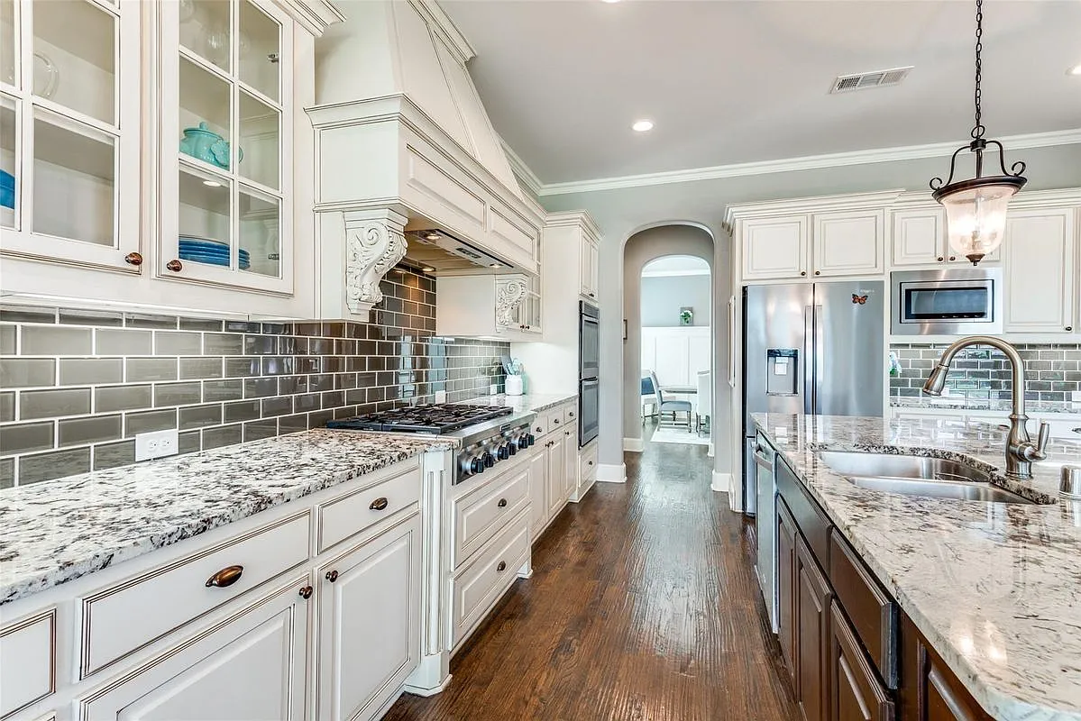 3 bed, 3.5 bath, 3912 sqft, $7,200 — Photo 1