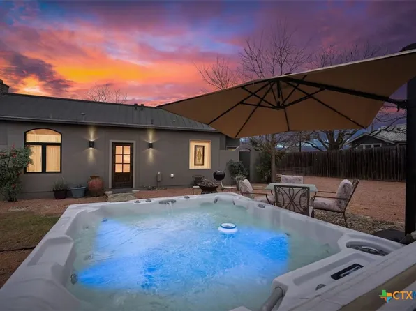 406 Cross Mountain Dr, Fredericksburg, TX 78624