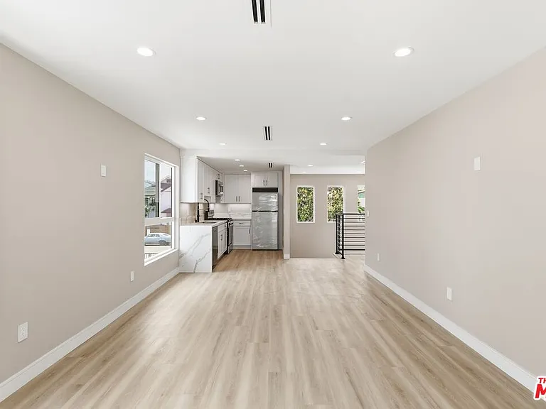 225 N Burlington Ave — Photo 4