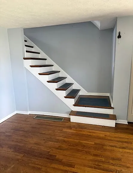 103 Raleigh Ct — Photo 3