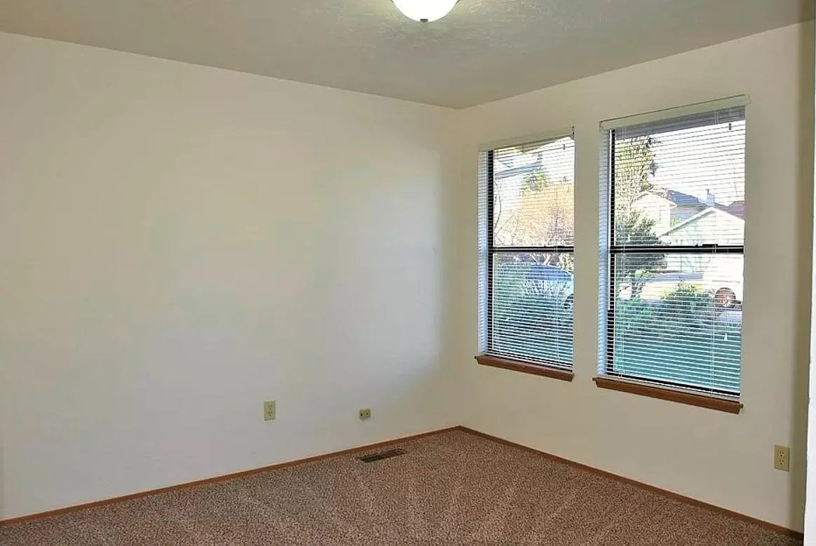 3 bed, 1288 sqft, $2,400 — Photo 4