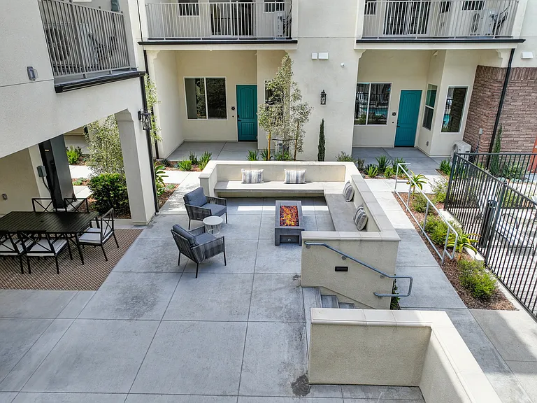 The Commodore Apartments — Photo 31
