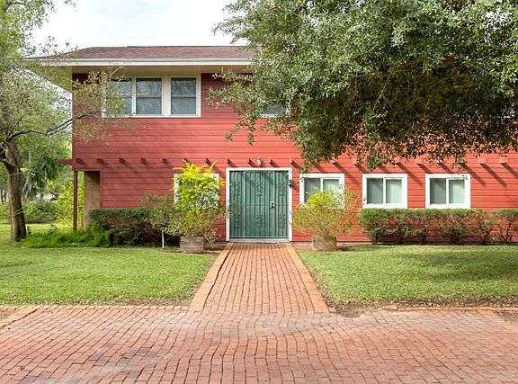 5th image of 815 Country Club Dr