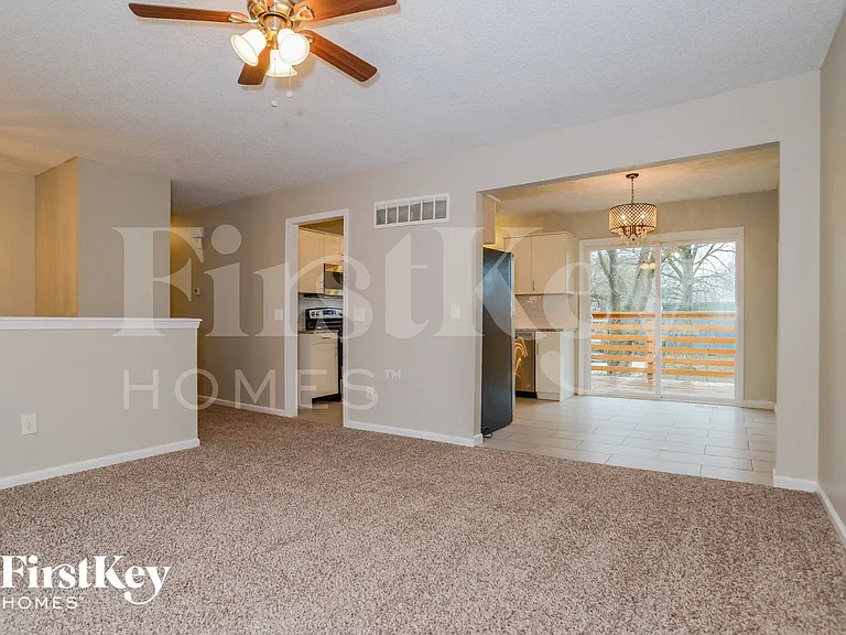 615 N Pine St — Photo 4