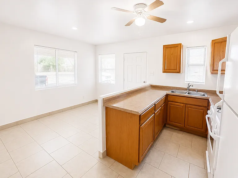 2531 E Brill St — Photo 3