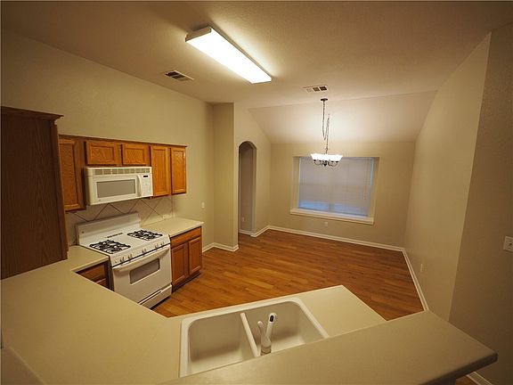 5th image of 904 Rosemont Ct