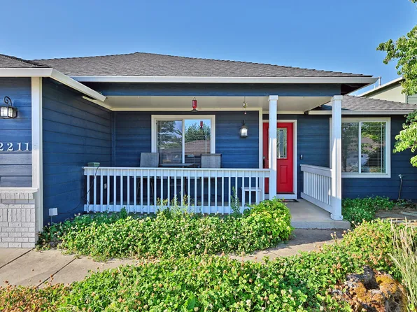 2211 Arlington Dr, Medford, OR 97501