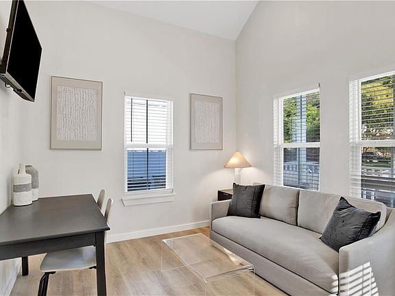 5th image of 553 Congress St