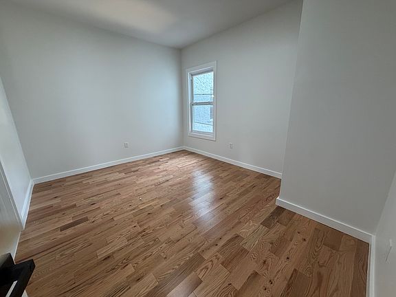 4th image of 183 Woodside Ave #2R
