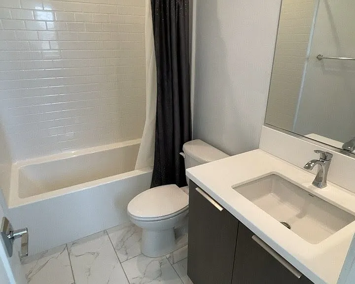 3rd floor - Hall bathroom