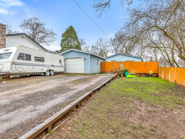 145 Cedar St, Shady Cove, OR 97539