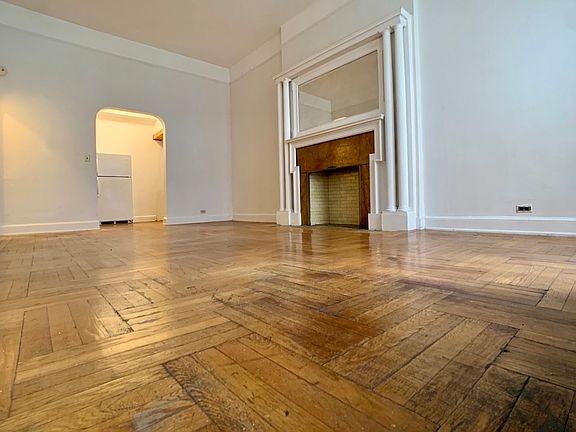 3rd image of 17 W 76th St #3C