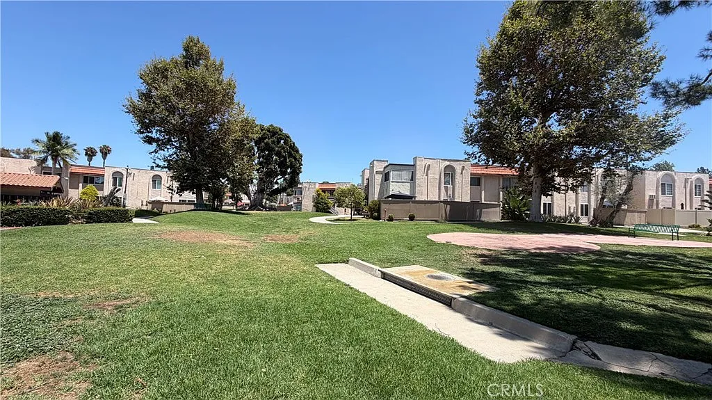 2 bed, 929 sqft, $2,390 — Photo 2