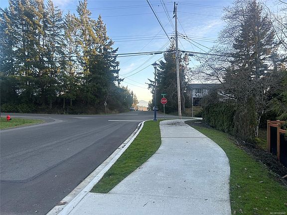 3rd image of 6868 Beaton Rd