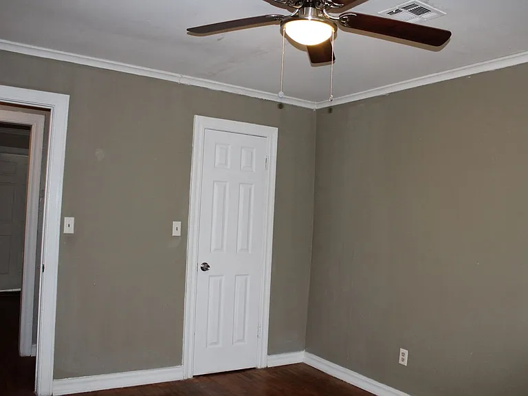 209 W Douglas Dr — Photo 7