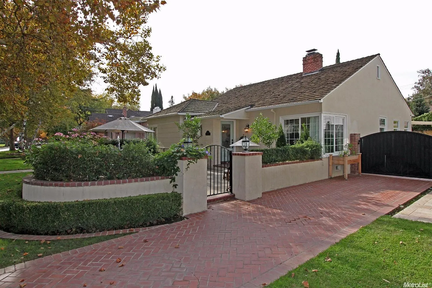 2900 Land Park Dr photo 1