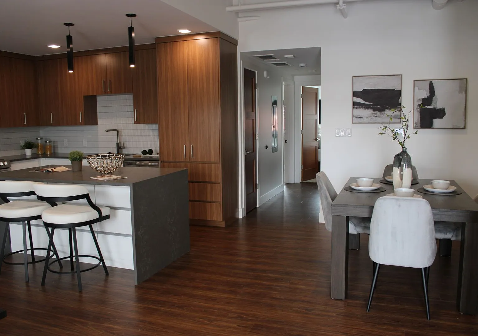Modern Executive Loft in Old Town Louisville — Photo 3