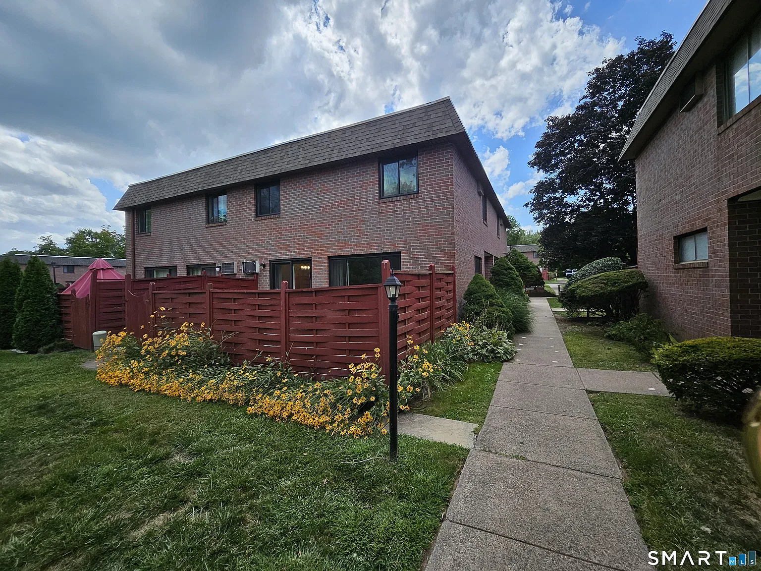 2 bed, 1.5 bath, 1225 sqft, $2,400 — Photo 1