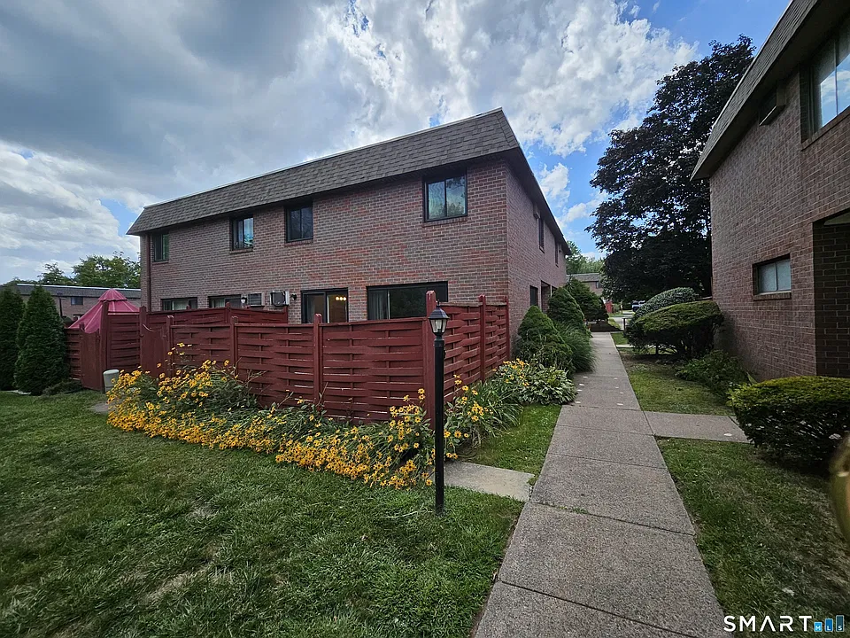 21 Sharon Ln