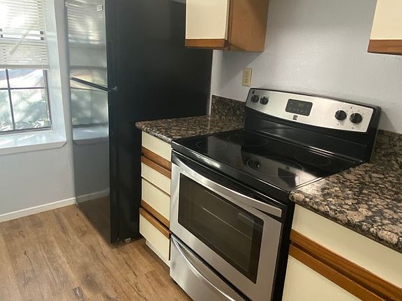 5th image of 620 W Collins St
