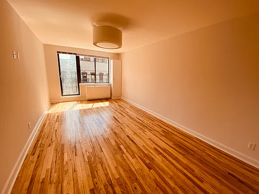 Rented by Metropolis Real Estate of Manhattan | media 3