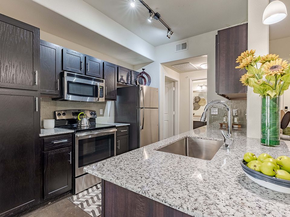 Spacious Kitchen Peninsulas