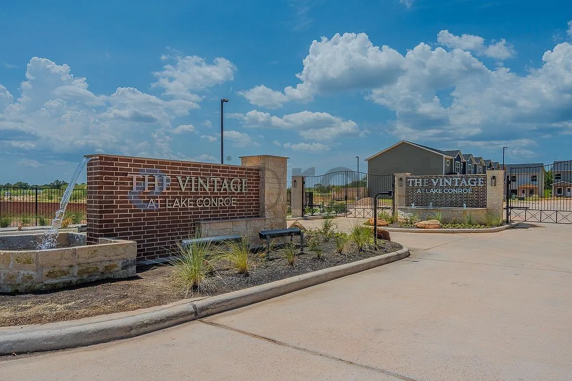 3 bed, 2.5 bath, 1366 sqft, $1,950 — Photo 3
