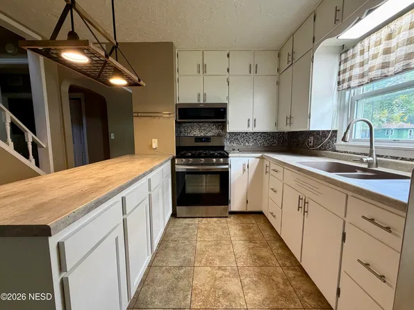 802 S 2nd St, Milbank, SD 57252
